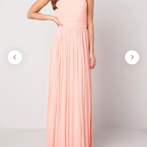 Helt nya tärnklänningar i stl 40 och 38 - Säljer två tärnklänningar som är helt oanvända.         Prislapp kvar. Pris per styck 800kr. Nypris 1000 kr.