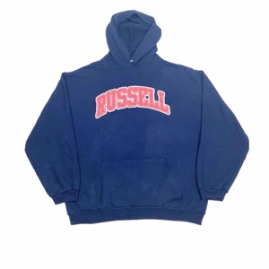 Russel athletic Vintage hoodie - Säljer en skit snygg vintage hoodie i storlek large och passar skit snyggt oversized om man har storlek Medium eller small. Hoodien är i jätte bra skick. Skickar endast👍🏻 Ha en bra dag!