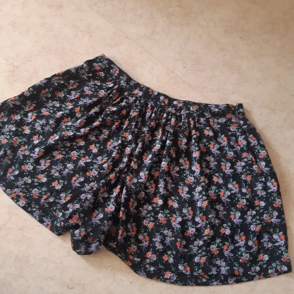 Säljer denna urfina shorten som ser ut som en kjol från bik bok, i stl S/36. Finns I Växjö. Spårbar frakt 66 kr.. Shorts.