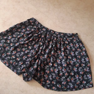 kjol shorts - Säljer denna urfina shorten som ser ut som en kjol från bik bok, i stl S/36. Finns I Växjö. Spårbar frakt 66 kr.