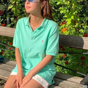 Ralph Lauren polotröja - Fresh, somrig och unik polotröja från Ralph Lauren💎 köpt på Beyond Retro. Passar snyggt oversized på mig som är strl M✨ (💸Rabatt & samfrakt vid köp av flera varor)