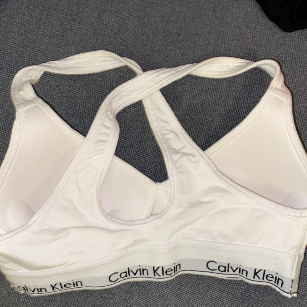Jag säljer nu min Calvin Klein BH i storlek S, eftersom den har blivit för liten. Ordinarie pris är mellan 400-500kr, använd en hel del men är i gott skick💙. Toppar.