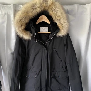 Svart Zara Jacka - Svart jacka med luva från Zara. Jackan är oanvänd så den är i samma skick som när den köptes! Storlek M. Pris 200kr