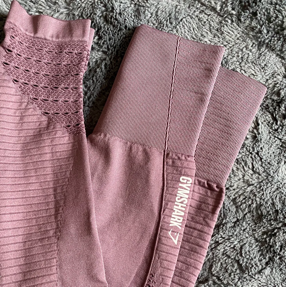 Gymshark ENERGY+ SEAMLESS LEGGINGS. Använt 2-3 gånger. Kostar 600kr på hemsidan. Jeans & Byxor.