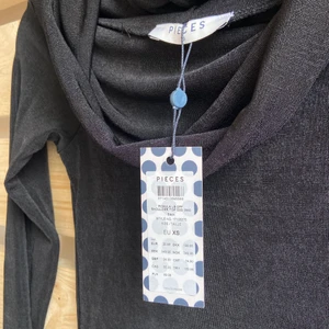 Svart topp - Aldrig använd med lapp kvar.