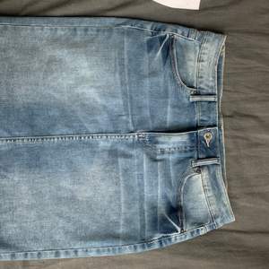 Jeans kjol från PIECES. Använd bara 2 gånger. Bra tyg. 