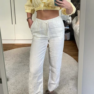 Linne byxor  - Säljer dessa helt nya linnebyxor som är slutsålda överallt!!! Dessa är i storlek XS och jag har valt o behålla de i S men hann inte lämna tillbaka dessa, dem kommer från Mango och prislappen sitter kvar! Så snygga och perfekta för sommaren!