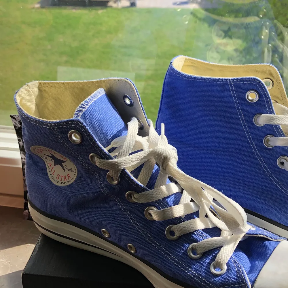 Säljer mina blå converse CT, HI B BLUE. Älskar dem men passar inte mig tyvärr :-(( de är sparsamt använda, tyget/skosnörerna är i nyskick och syns lite på sulan/vitan att de är använda (se bild:-)). Skor.