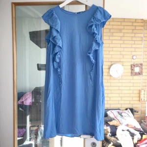 Jättesöt ljusblå klänning storlek 42 - En ljusblå klänning storlek 42 från H&M. Använd bara ett par gånger eftersom den blev liten. Är lite skrynklig men den kan alltid strykas. Frakt ingår ej