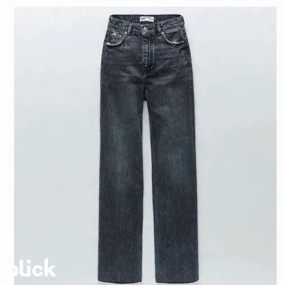 Säljer dessa höjmidjade jeans från zara i modellen 90s full length. De är använda men i bra skick. Modellen är även raw cut, så de går att anpassa efter längd.. Jeans & Byxor.