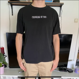 DIVIDED BLACK T-SHIRT - Väldigt bra skick! 