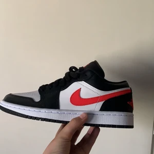 Jordan 1 low Red Siren - Jordan 1 low Siren Red i storlek 38 köpta på Zalando pris kan diskuteras. 