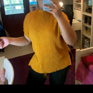 Gul topp - Gul topp med slitsar på sidorna🤩 perfekt till sommaren och i bra skick! St S passar även M