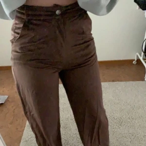 Sköna och trendiga byxor - Ett par bruna ribbade byxor från SHEIN. Jätte skönt material. Byxorna har även fickor. Bra längd på mig som är runt 161. Sitter väldigt lagom löst och är inte för tjocka i materialet. 