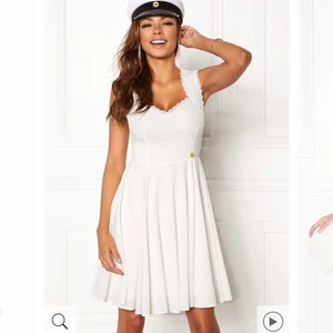 Studentklänning  - Vit klänning perfekt till studenten. Den är endast använd fåtal gånger så i väldigt bra skick.