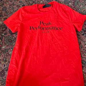Röd T-shirt, storlek: small, använd fåtal gånger.