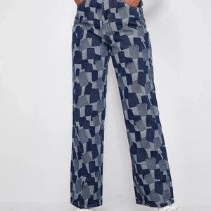 Mönstrade jeans - Ascoola mönstrade jeans från Shein! Aldrig använda då de är för små för mig:/ Just denna byxa var liten allmänt i storleken då det passar nog någon med medium<3 💙Köparen står för frakt💙