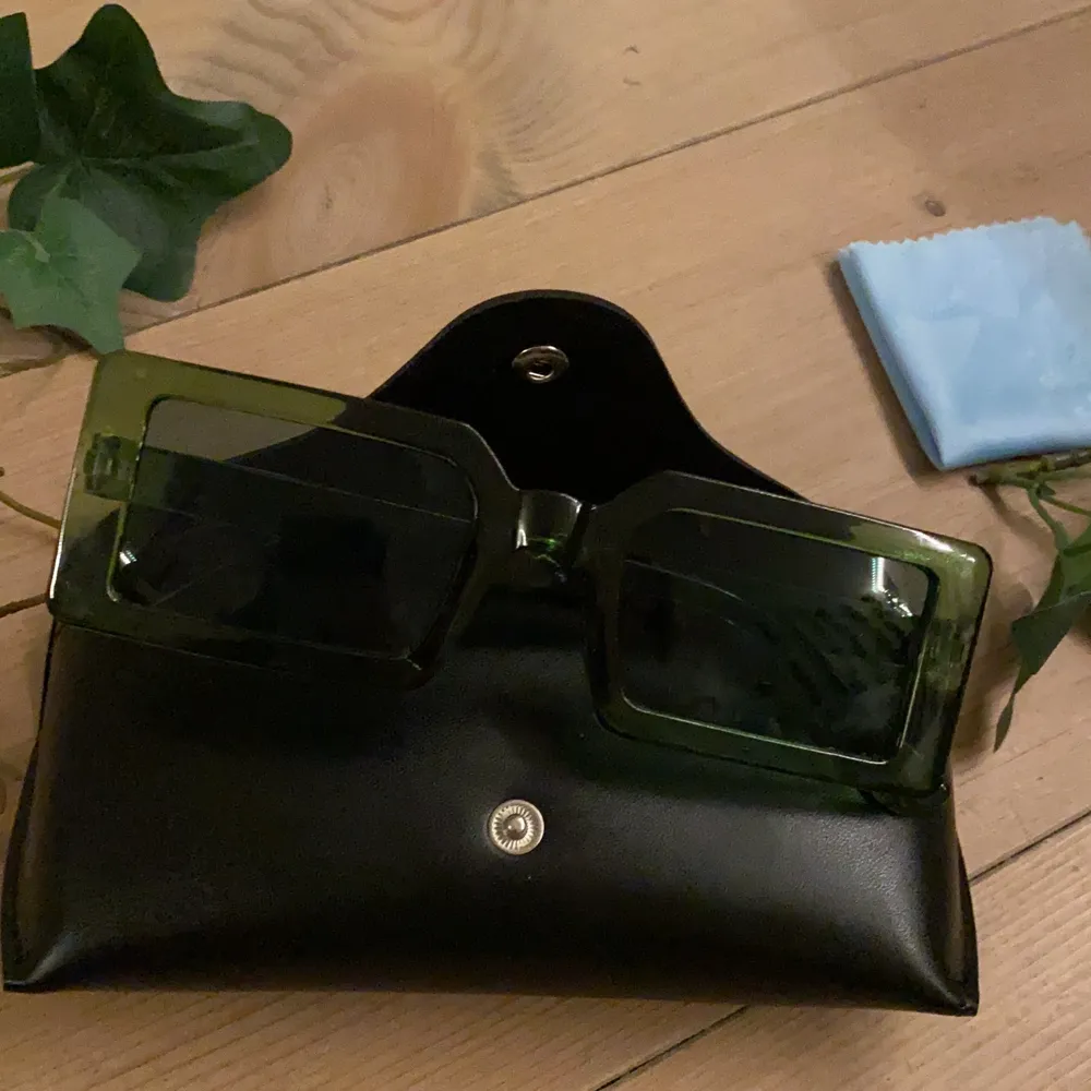 Superfina solglasögon från shein tyvär lite stora för mig men är säker på att dem passar någon annan mycket bättre:). Accessoarer.