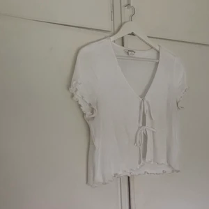 Vit knytopp från Monki🤎 - Knappt använd! Vit topp men knyte framtill, fin till sommaren!