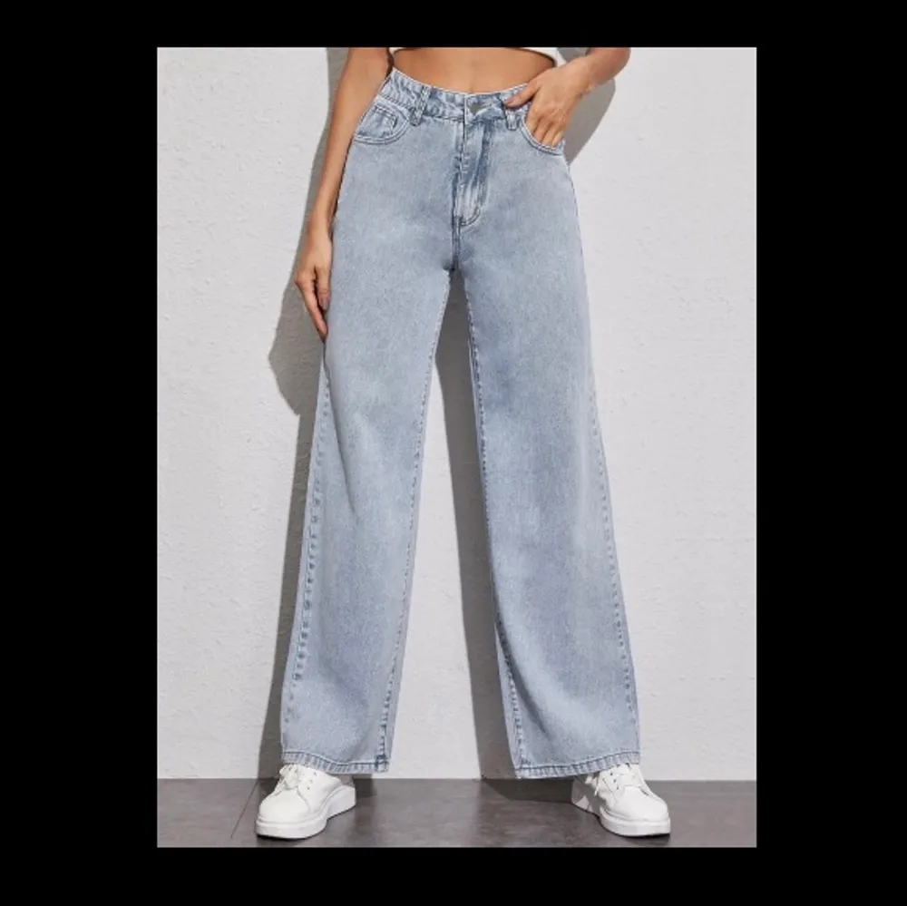 Ett par snygga vida jeans från shein. Nypris: 219kr. :). Jeans & Byxor.