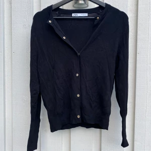 Mjuk kofta - SÅ fin kofta ifrån ZARA med guldiga knappar fram och även på armarna. ⭐️ den är i jätte mjukt material och är därför stretchig. Säljer den för att den inte är riktigt min stil längre. Använd 1 gång, så nyskick! 🙃