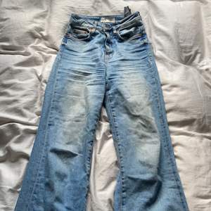 Jeans från zara i storlek 34 med slitningar på slutet.