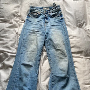 Jeans från zara strl 34 - Jeans från zara i storlek 34 med slitningar på slutet.