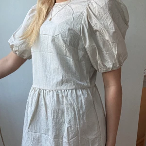 Klänning🌸 - En fin klänning aldrig använd prislappen är kvar. Köparen står för frakt.Skriv privat för mer!❤️