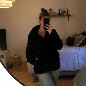 Svart fuskpälsjacka S/M - Superfin jacka i fuskpäls. Passar perfekt till vår och höst. S/M