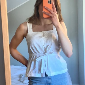 Sommarlinne från Mango - Fint sommartopp i linnetyg från Mango. Storlek small💞 köparen står för frakt