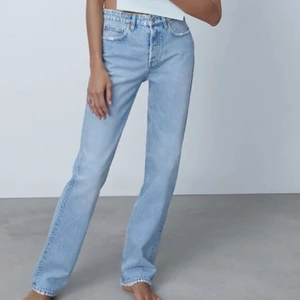 Zara jeans  - Säljer dessa supersnygga jeans från zara som är slutsålda i de flesta storlekarna. Aldrig använda, med lapp kvar. Medelhög midja och perfekt längd i benen för mig som är 168. DM vid intresse!💕💕 (Frakt betalas av köpare)