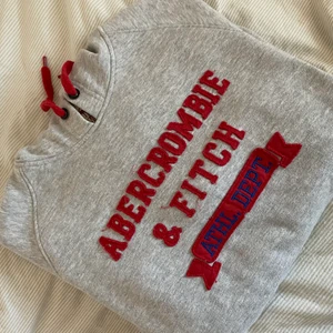 Abercrombie and fitch hoodie - Helt oanvänd hoodie från abercrombie and fitch, Den är i strl XL enligt lappen, men skulle säga att den är lite mer som en M/L! Supermysig och jättefin, men säljer då den inte kommit till användning!