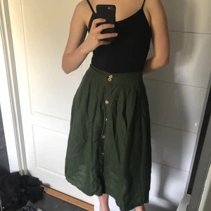 Linne kjol grön S - Har resår i midjan bak☀️ Såå fin och helt oanvänd. Passar de som är ca 70-63 i midjan💗