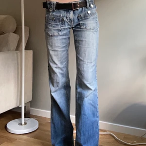 Lågmidjade jeans  - Snygga ljusblåa lågmidjade jeans med lite olika detaljer. Använder de inte längre tyvärr:-( jag är 168cm. Skriv för fler frågor xoxo💕