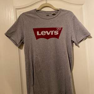 En grå Levis T-shirt som inte jag använder längre. Det är storlek S och den är i bra skick. Priset är inte spikat! Kan gå ner vid snabb och smidig affär.