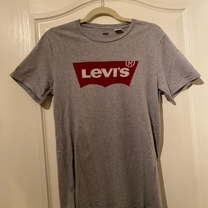 Levis - En grå Levis T-shirt som inte jag använder längre. Det är storlek S och den är i bra skick. Priset är inte spikat! Kan gå ner vid snabb och smidig affär.