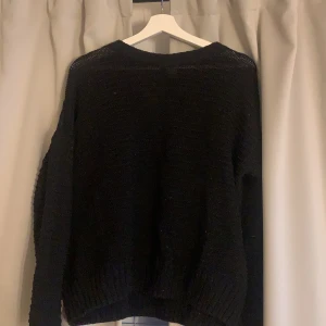 Svart tröja - Svart stickad tröja 