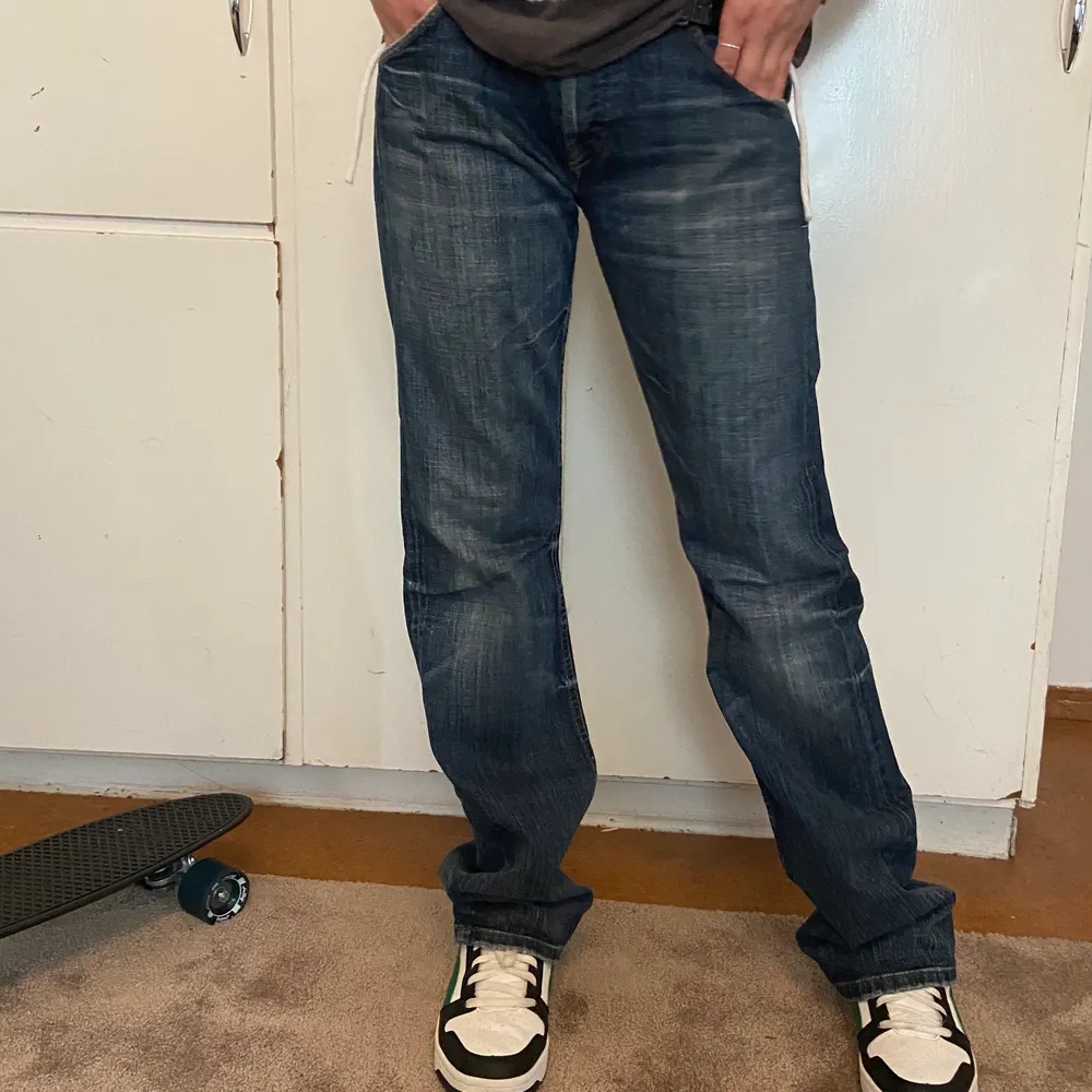 Säljer dessa lågmidjade flare/bootcut jeansen från Lee Jeans i modellen flint, så fina men satte tyvärr för små för mig:’) innerbensmåttet är 86cm, sitter över skorna på mig som är 172cm🙌 skriv vid funderingar eller intresse!!✌️. Jeans & Byxor.