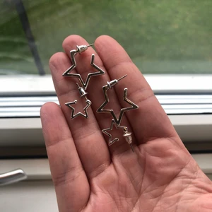 Stjärnörhängen!! - Säljer dessa 2 par matchande stjärnörhängen i silver! Jättesnygga att ha både tillsammans och var för sig. 70 kr för båda!