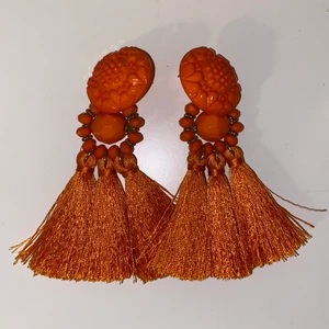 Örhänge😍 - Jättegina orange örhänge från H&M. Användes en gång därefter har de inte blivit använda. Jättebra i skick. De har dock ingen pluppar
