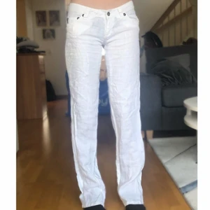 Vintage Armani linne byxor - Säljer dom här så snygga lågmidjade armani linne byxorna som tyvärr e för små på mej (inte ja på bilden). Hon på bilden är 170 cm så dom passar dom som är 165-175 men går absolut å sy upp eller vika upp. Dom är storlek 27 i midjan och är ca 85cm i innerbenslängd. Aldrig använda bara testade❤️