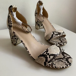 Klackar från märket XIT i storlek 38 - Säljer dessa snygga ormskinns klackar från märket XIT köpta på din sko, storlek 38. Funkar både till fest och vardags. Helt oanvända, säljes pga blev aldrig att jag använde de. Köparen står för frakt. 