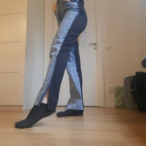 Tvåfärgade raka jeans - Dessa jeans från boohoo är raka med slits där nere. Superfina och jättesköna! Inga slitningar, missfärgningar eller annat eftersom de endast är använda ett fåtal gånger.