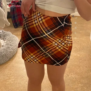 Rutig kjol  - En jättesöt lite kortare kjol i storlek xs/34