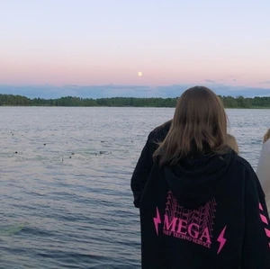 Hoodie weekday - Säljer denna svarta hoodie från weekday med rosa tryck på ryggen, bröstet och ärmarna. Jättefin passform, fint skick (inte knottrig). Skulle säga att den är som en S. Använd endast ett fåtal gånger. Kontakta för fler bilder! Köparen står för frakten💞💞