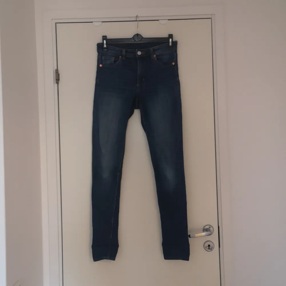 Superfina bekväma klassiska skinny jeans från monki köpta några år sen, använda men de börjar bli för små för mig. Har vikt de på bilden eftersom de är lite långa för mig m(är 158 cm)  . Jeans & Byxor.