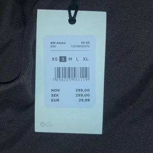 Brun wrip shirt - Jättefin brun skjorta från ginatricot som man kan knyta vid midjan, den är i storlek S oanvänd