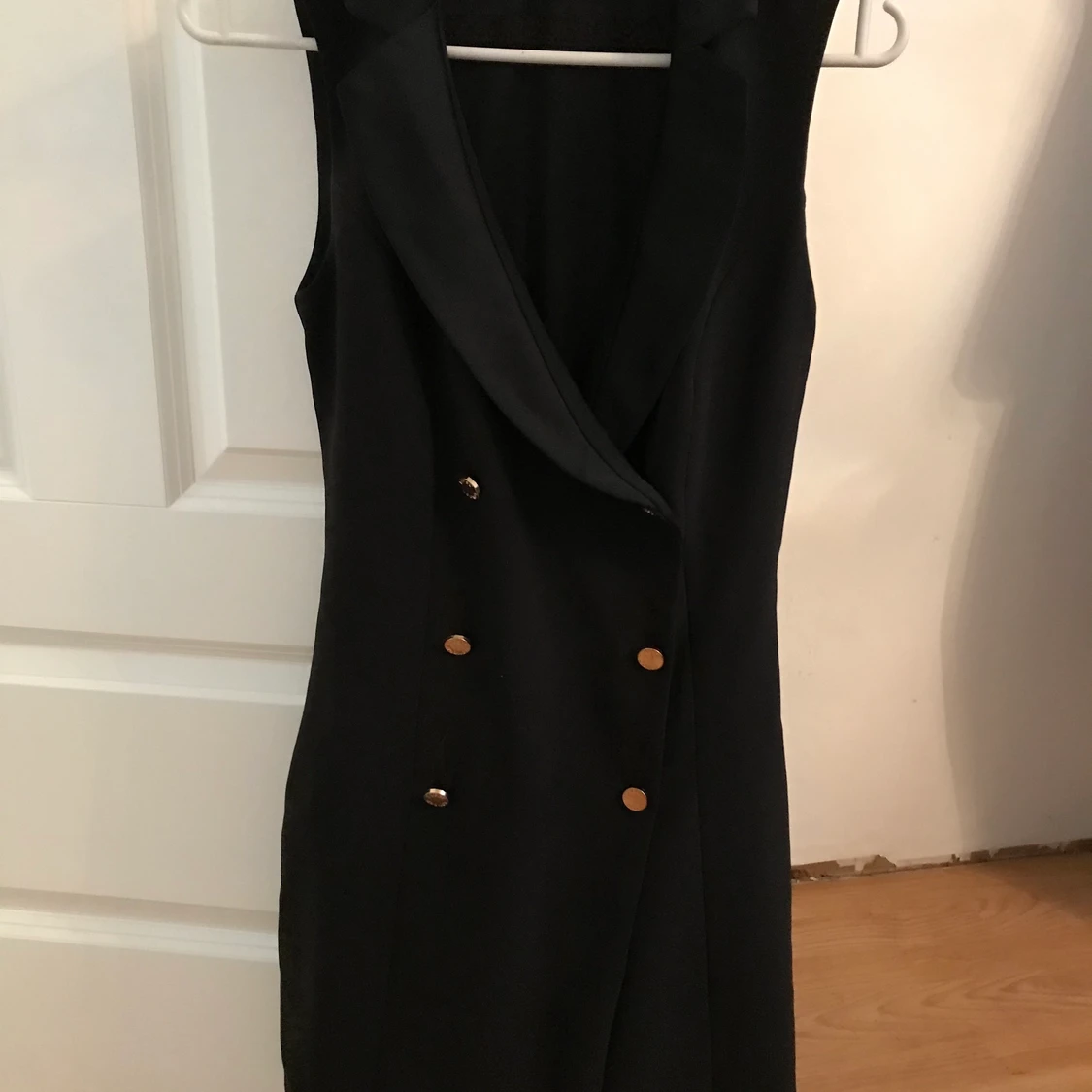 Vacker svart klänning som verkligen syns - 90