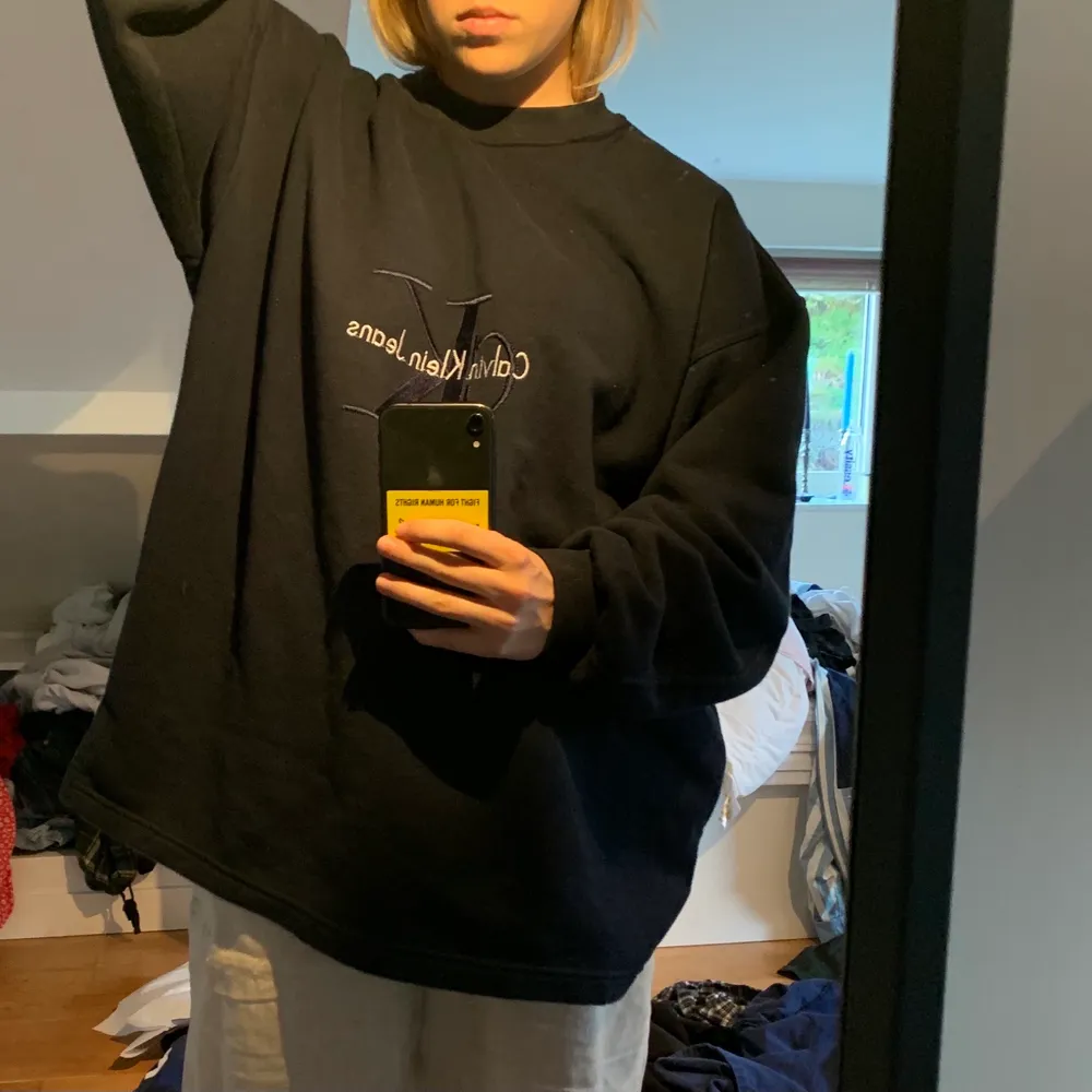 mörkblå vintage calvin klein tröja köpt på humana men aldrig använd. Storlek XL så väldigt oversized men jättecool tröja! andra bilden beskriver bäst tröjans färg  . Hoodies.