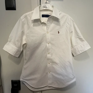 Kortärmad skjorta - polo Ralph Lauren - Kortärmad skjorta från Ralph Lauren. Den är i storlek S och passar jättebra på mig som är i storlek S-M. Köpt på ”Stockholm Quality Outlet” för ett år sedan, har dock bara använt den i ett få tillfällen och jag har tagit hand om den väldigt bra. Jag kan mötas upp i Stockholm eller skicka den om köparen står för frakt.